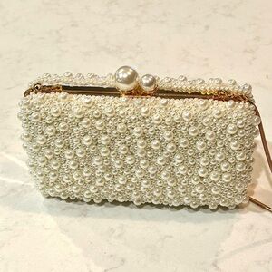Beautiful pearl clutch purse. Can be worn with/without shoulder strap